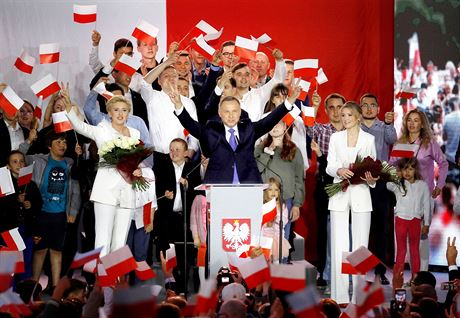 Polský prezident Andrzej Duda zdraví píznivce ve svém volebním tábu ve mst...