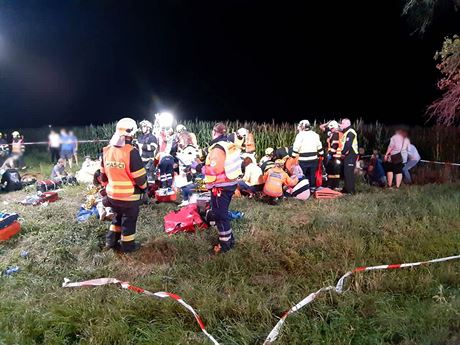 Hasii a záchranái pomáhají zranným z nehody dvou vlak u eského Brodu. (14....