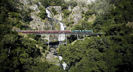 Kuranda. Od pobeí Velkého bariérového útesu v queenslandském Cairns plhá do...