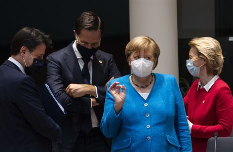V popedí stojí nmecká kancléka Angela Merkelová. Za ní hovoí italský...