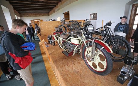 Hrad ukrývá stálou expozici historických motocykl, která patí k nejstarím...