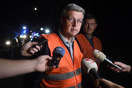 Ministr prmyslu a obchodu a dopravy Karel Havlíek hovoí s novinái na míst...