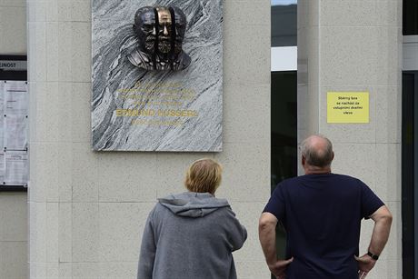 Prostjovského rodáka Edmunda Husserla, filozofa svtového významu a zakladatele fenomenologie, pipomíná ve mst nov pamtní deska.