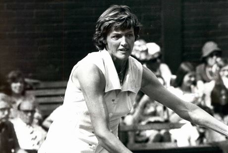 Margaret Courtová na snímku z roku 1975, kdy se ve Wimbledonu utkala s Martinou...