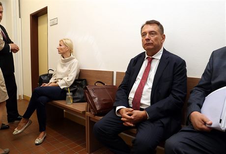 Petra Paroubkov a Ji Paroubek u soudu kvli dcei (Praha, 13. z 2017)