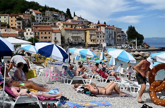 Lidé na pláži ve vesnici Mošćenička Draga (10. července 2020)