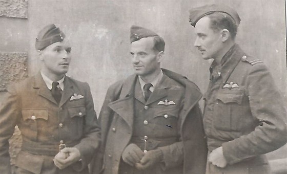 eskosloventí letci po píjezdu do zajateckého tábora v Colditzu v záí 1944....