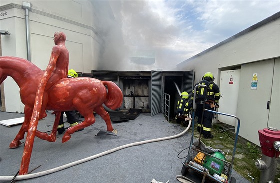 Hasiči likvidují požár v technické místnosti Musea Kampa v ulici U Sovových...