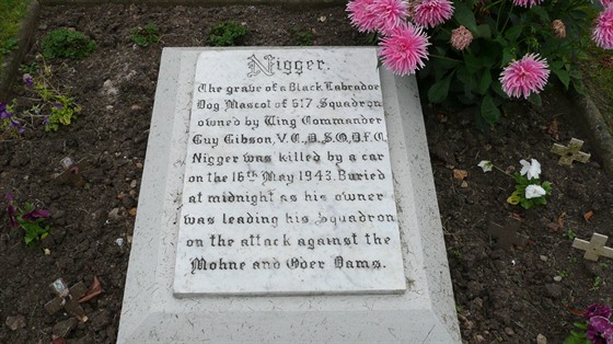 Původní podoba náhrobku psa Niggera na základně RAF ve Scamptonu.