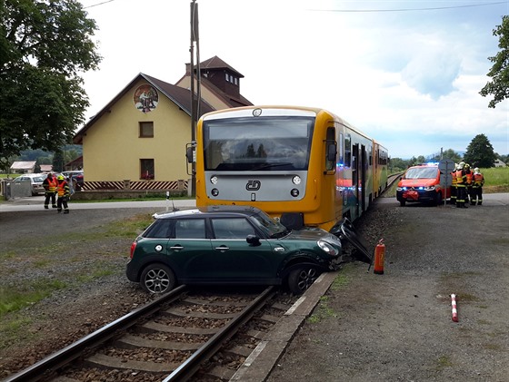 Vlak narazil do osobního vozu značky Mini