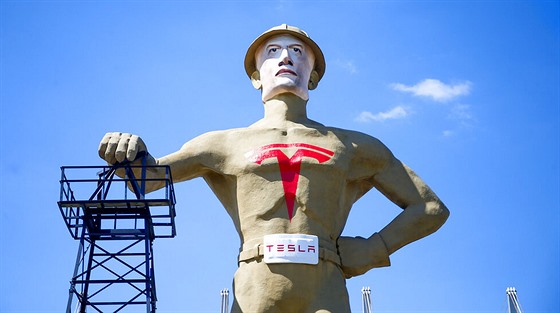 Tesla roste na oblibě. Jejímu šéfovi Muskovi složili v americké Tulse poctu v pohodě podobizny na tamní soše.