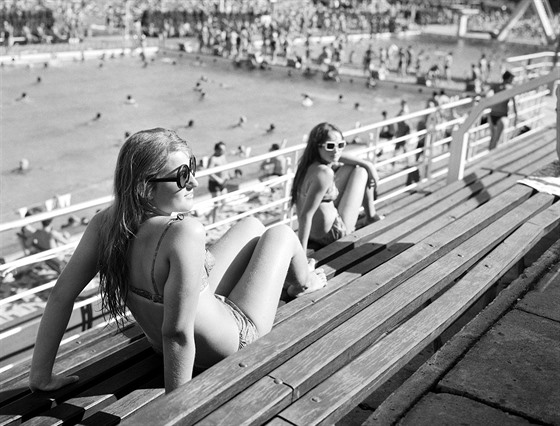 Lidmi zaplnný plavecký stadion v Praze - Podolí (srpen 1969)