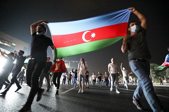 Stovky lidí pi pochodu centrem ázerbájdánského Baku na podporu armády v...