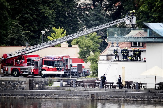 Šedesát hasičů loni v červenci zasahovalo při požáru pražského Musea Kampa.