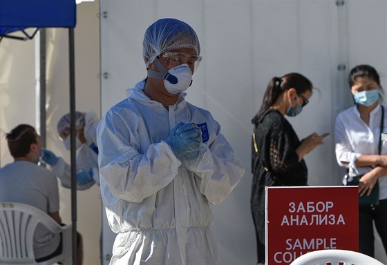 Kazatí zdravotníci provádí testy na koronavirus. Kazachstán elí druhé vln...