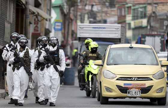 Kolumbijtí vojáci v Bogot dohlíejí na dodrování karantény, zavedené kvli...