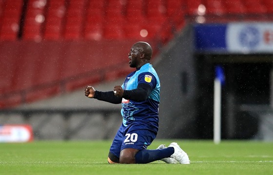 Adebayo Akinfenwa z Wycombe Wanderers slaví vítězství ve finále play off druhé...