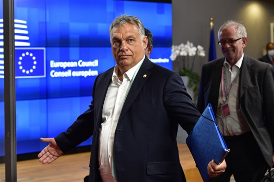 Maarský premiér Viktor Orban opoutí budovu po summitu EU v Bruselu po druhém...