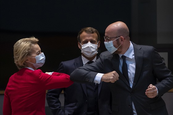 Pedsedkyn Evropské komise Ursula von der Leyenová (vlevo) se zdraví s...