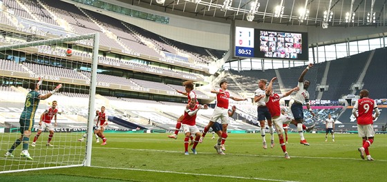 Toby Alderweireld z Tottenhamu (tvrtý zprava) stílí gól do sít Arsenalu.