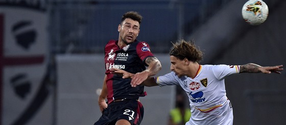 Artur Ionita z Cagliari (vlevo) a Jacopo Petriccione z Lecce v utkání italské...