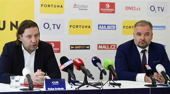 Pedseda Ligové fotbalové asociace (LFA) Duan Svoboda (vlevo) a výkonný editel LFA Tomá Bárta na tiskové konferenci.