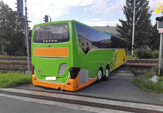 Dálkový autobus ve čtvrtek večer uvázl na železničním přejezdu v Lukách nad...