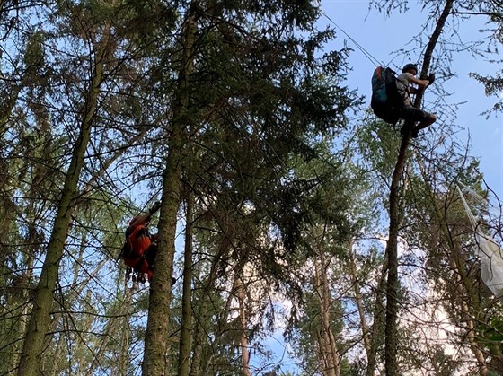 Na úpatí hory Raná po vzájemné kolizi uvázli dva paraglidisté v korunách stromů.