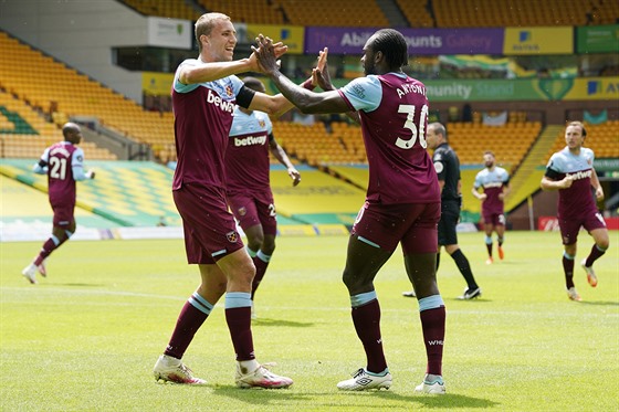 Tomá Souek a Michail Antonio slaví gól West Hamu.