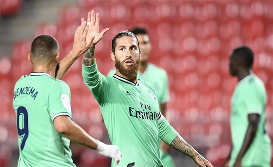 Sergio Ramos a Karim Benzema slaví gól Realu Madrid.