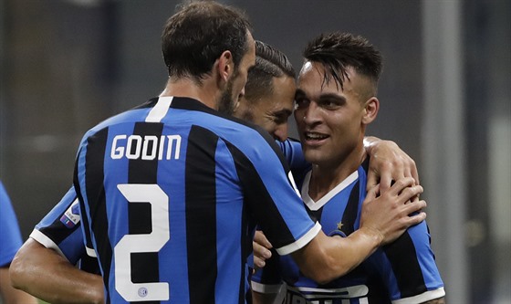 Lautaro Martínez z Interu Milan (vpravo) sbírá gratulace spoluhrá ke gólu.