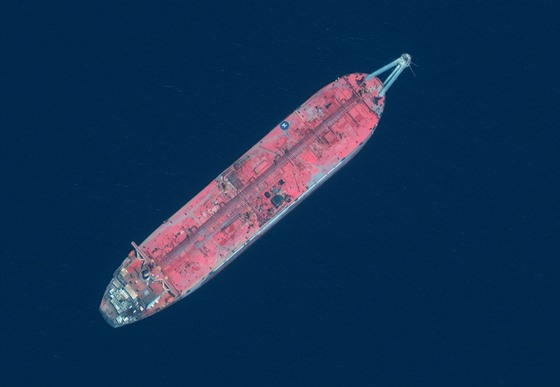 Tanker s barely ropy oputný u pobeí Jemenu hrozí ekologickou katastrofou....