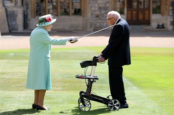 Britská královna Albta II. povýila do rytíského stavu na hrad Windsor...