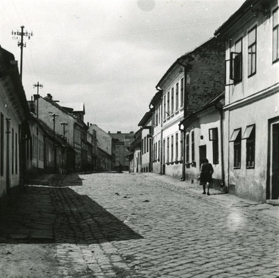Pohled do Soukenické ulice, která ve své západní ásti ústila k obchodnímu domu...
