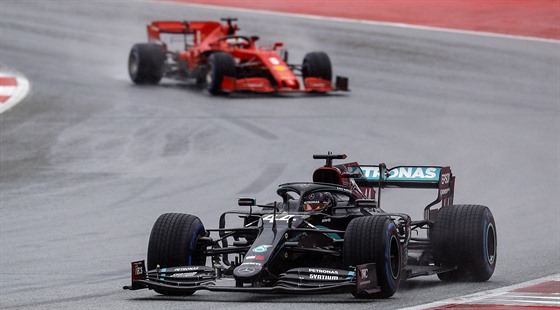 Lewis Hamilton (v popedí) z Mercedesu v kvalifikaci Velké ceny týrska F1.