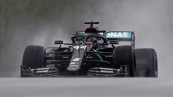 Lewis Hamilton z Mercedesu v detivé kvalifikaci Velké ceny týrska F1.