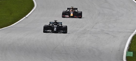 Lewis Hamilton (v popedí) z Mercedesu a Max Verstappen z Red Bullu na trati...