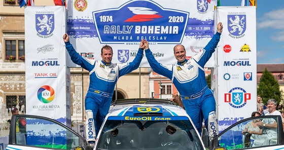 Posádka Václav Pech (vpravo) a Petr Uhel se raduje  z výhry v cíli Rallye...