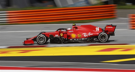 Charles Leclerc z Ferrari na trati Velké ceny týrska F1.