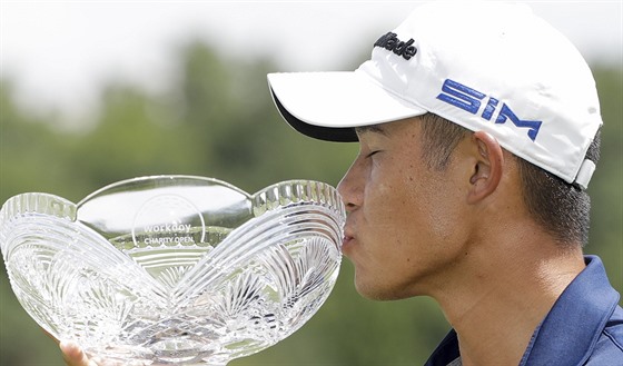 Americký golfista Collin Morikawa s trofejí pro vítze turnaje v americkém...