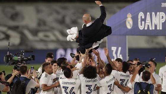Trenér Realu Madrid Zinedine Zidane nad hlavami svých hrá.