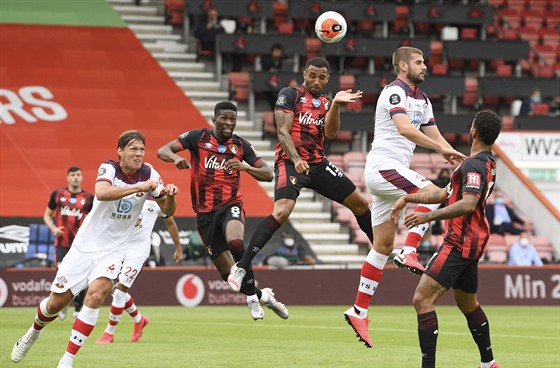 Callum Wilson (uprosted) z Bournemouthu hlavikuje v duelu se Southamptonem.