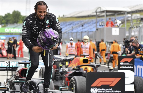 Lewis Hamilton z Mercedesu se raduje z prvenství ve Velké cen Maarska F1.