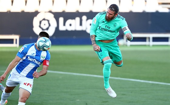 Sergio Ramos (vpravo) z Realu Madrid stílí gól v zápase s Leganés.