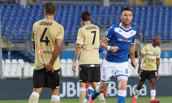 Jaromír Zmrhal (vpravo) z Brescie se raduje z gólu v zápase se Spal Ferrara.