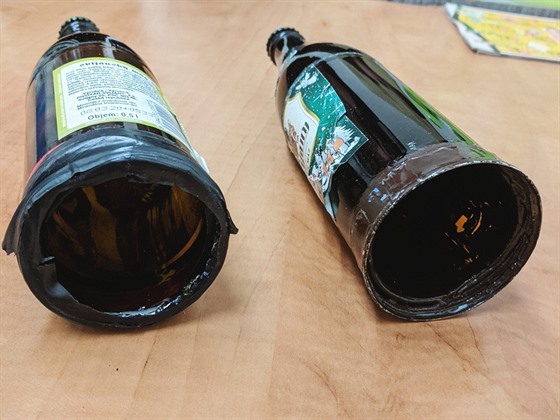 Pachatel lahvím odřezal dna a menší s olivovým olejem do nich vložil.