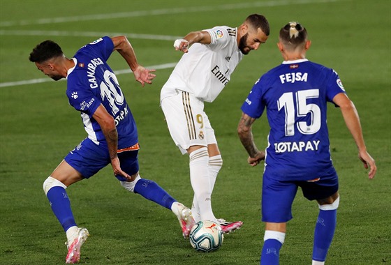 Karim Benzema (v bílém) z Realu Madrid v zápase s Alavésem