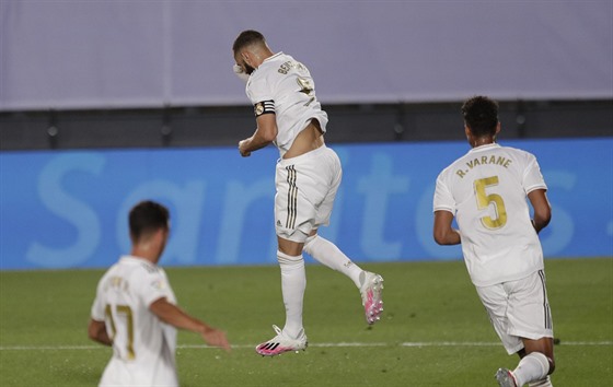 Karim Benzema (s kapitánskou páskou) slaví gól se spoluhráči z Realu Madrid.