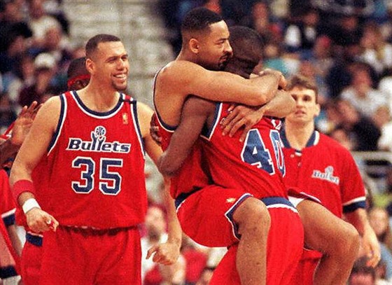 Tracy Murray, Juwan Howard a Calbert Cheaney (zleva) slaví postup v play off...