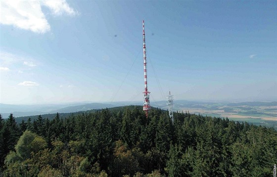 Kleť. Vysílač z vrcholu rozhledny a Blanský les – západní část